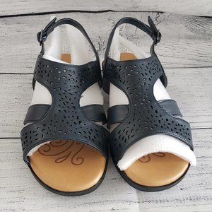 NWOT Women's Easy Street Bolt Flat Sandals in Navy (Wide)